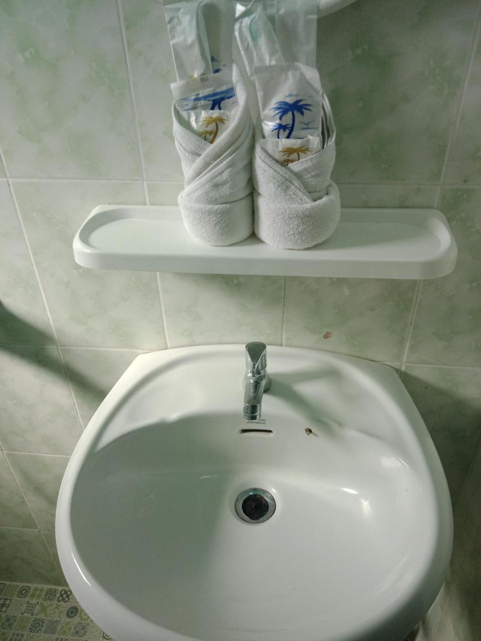 Nay Chi Lin Hotel Pathein Buitenkant foto
