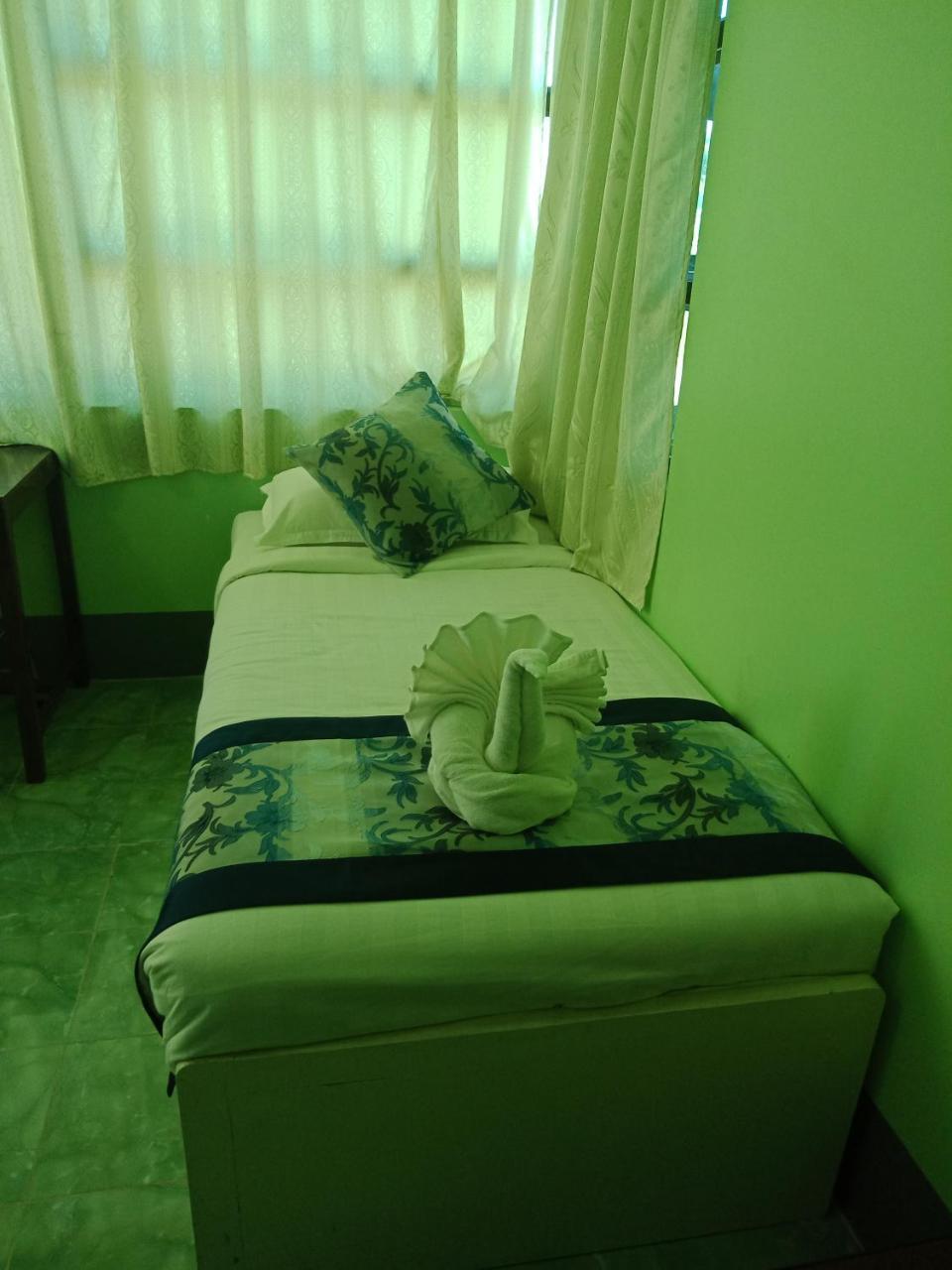 Nay Chi Lin Hotel Pathein Buitenkant foto